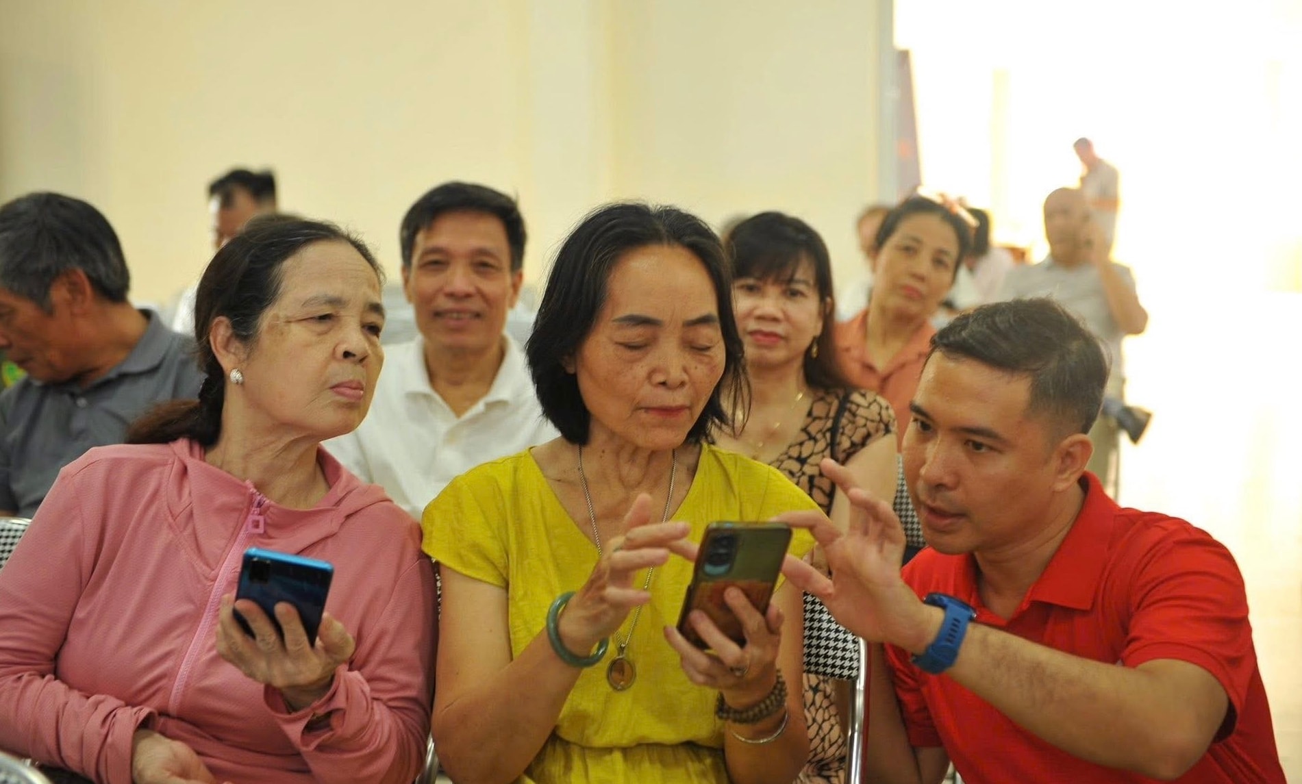 Hiệu quả từ những điểm “Bình dân học vụ số lưu động” ở Tương Mai