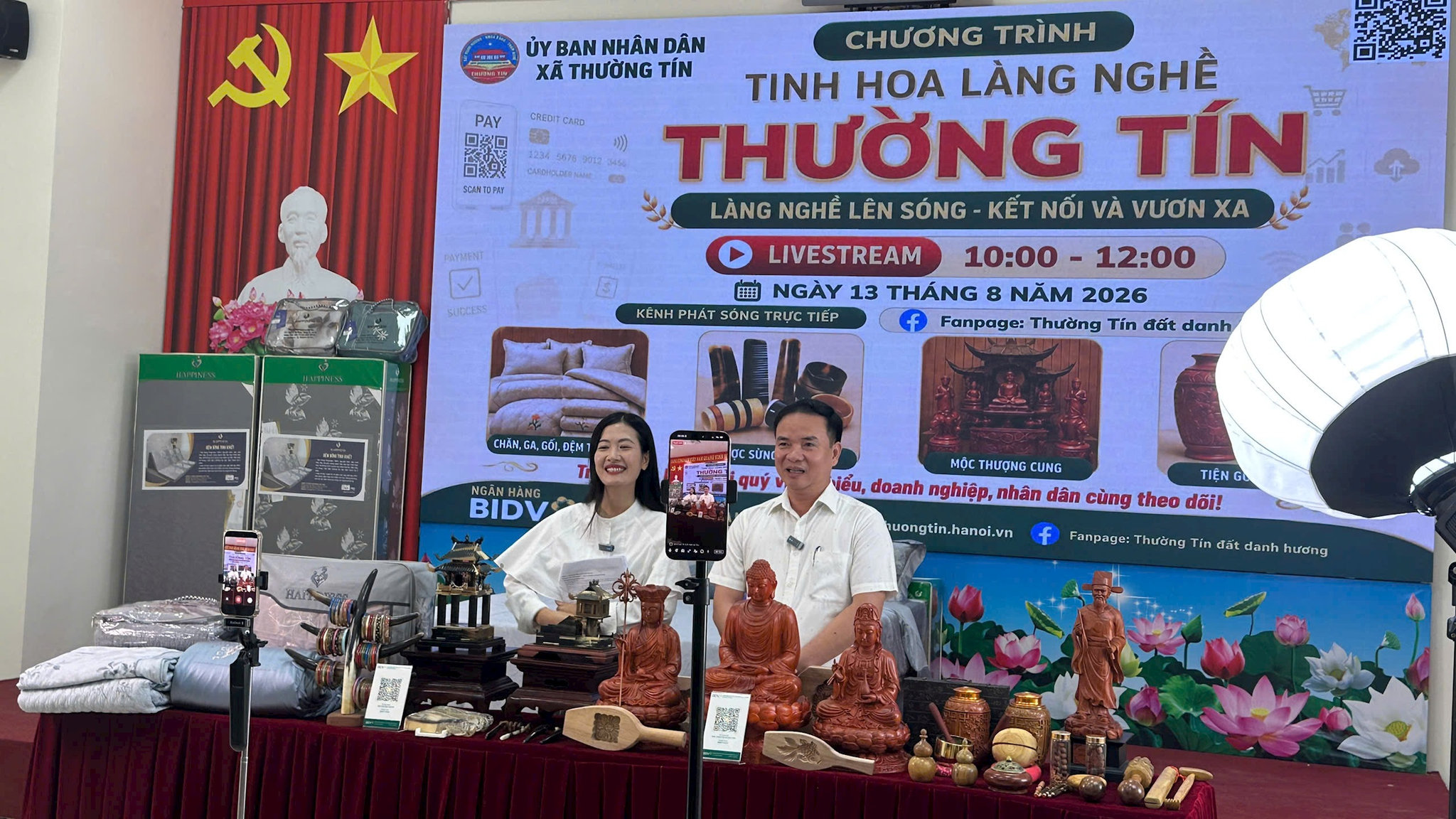 Lãnh đạo xã Thường Tín livestream sản phẩm làng nghề truyền thống